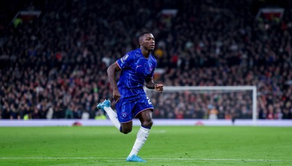 铁闸！凯塞多本场11次赢得球权+5次拦截，均为全场最多